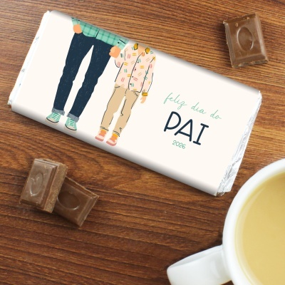 Barra de chocolate embrulhada com desenho de pai e filho e texto feliz dia do PAI 2026