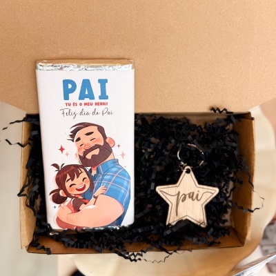 Caixa com barra de chocolate e pendente de madeira para o dia do pai