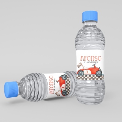 Duas garrafas de água com rótulos de aniversário com carro de corrida vermelho