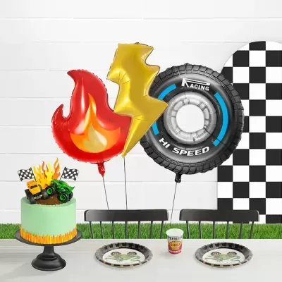 Decoração de festa infantil com balões temáticos e bolo decorado