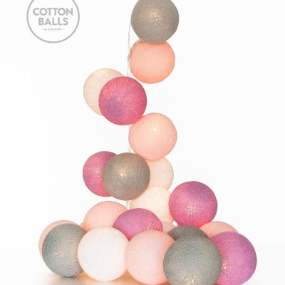 Bolas de algodão coloridas luminárias dispostas em pirâmide