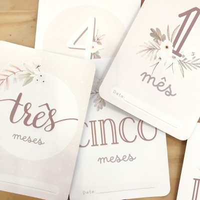 Cartões mensais para bebés com decoração floral e espaço para data