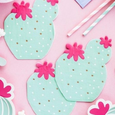 Guardanapos em formato de cacto verde água com flores cor de rosa sobre fundo rosa.