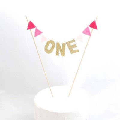 Topo de bolo com bandeirinhas vermelhas e letras douradas ONE