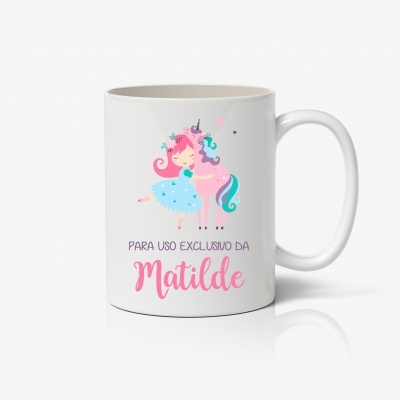 Caneca branca com ilustração de menina e unicórnio e texto personalizado