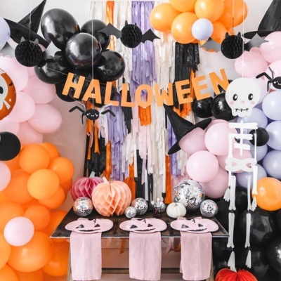 Decoração de Halloween com balões coloridos, letras e figuras temáticas, mesa decorada.