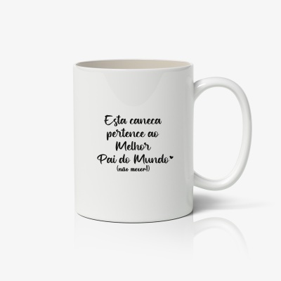 Caneca branca com texto em português
