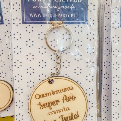 Porta-chaves em madeira redonda com texto gravado e embalagem com pontos azuis