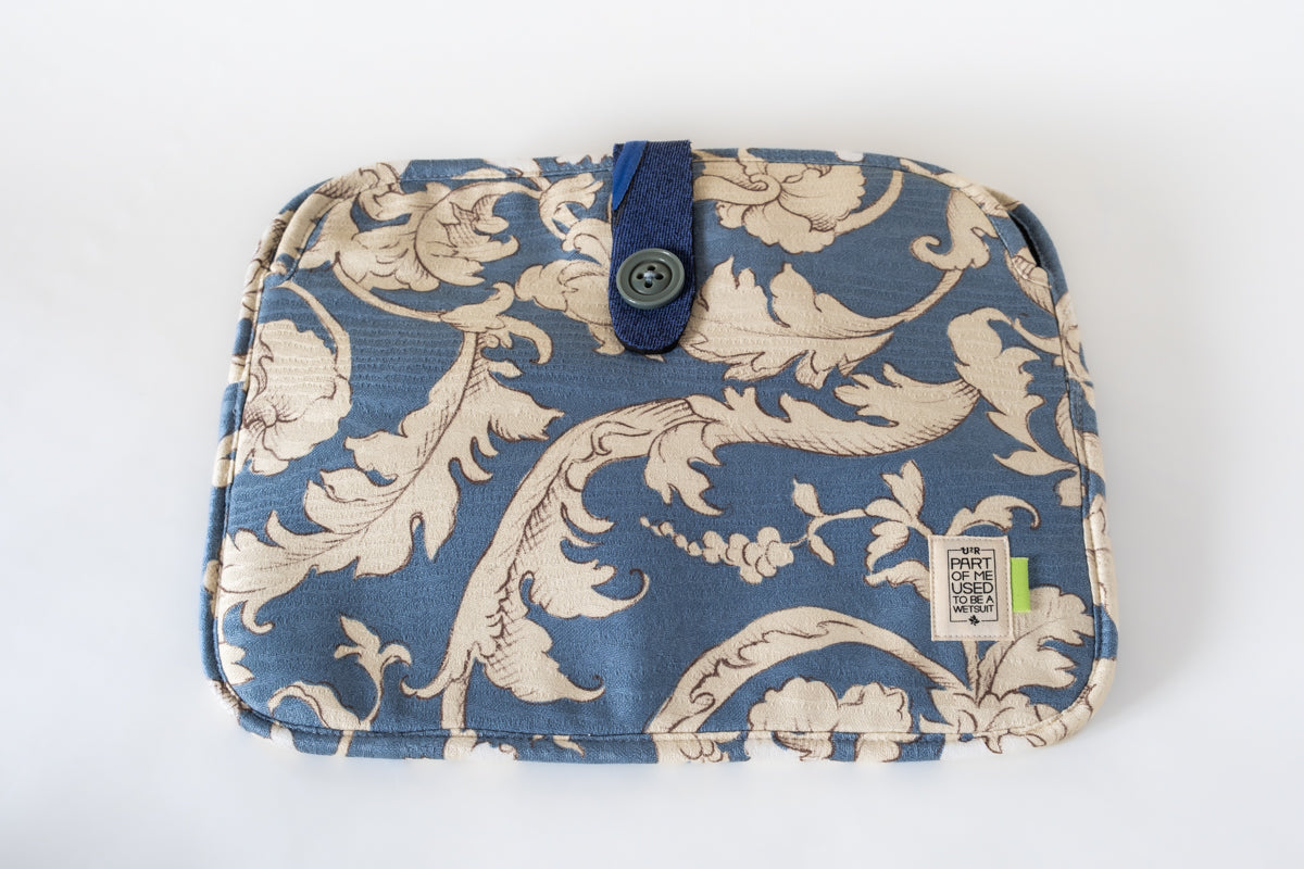 Sleeves para computadores - Macbook 13 Estojo em tecido azul com padrão floral creme e fecho de botão