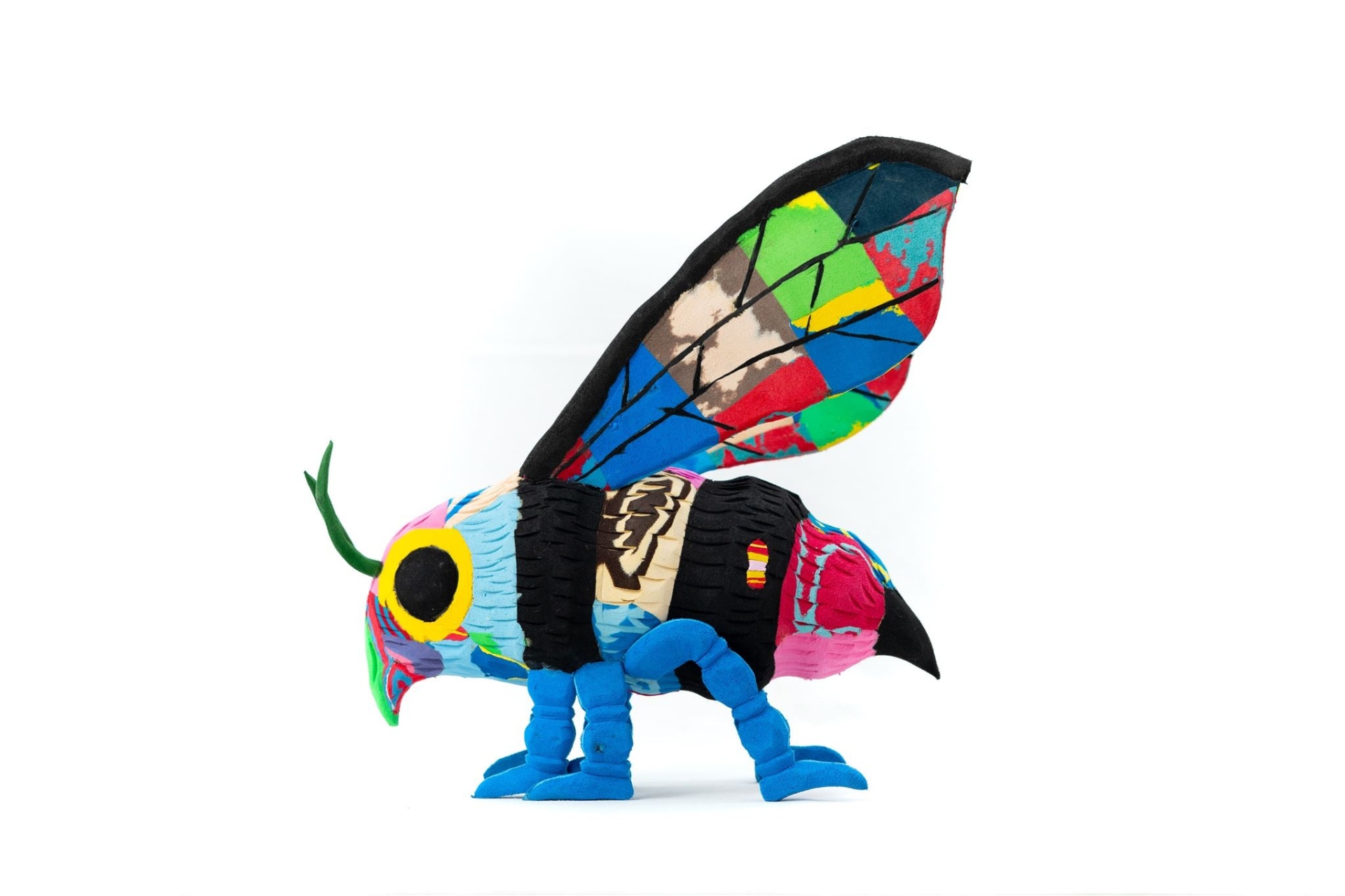 Abelha L Boneco de tecido colorido em forma de insecto com asas multicoloridas