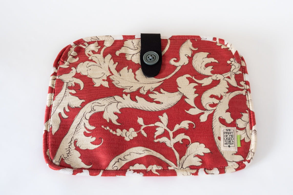 Sleeves para computadores - Macbook 13 Estojo tecido vermelho e bege com padrão arabesco e fecho botão preto