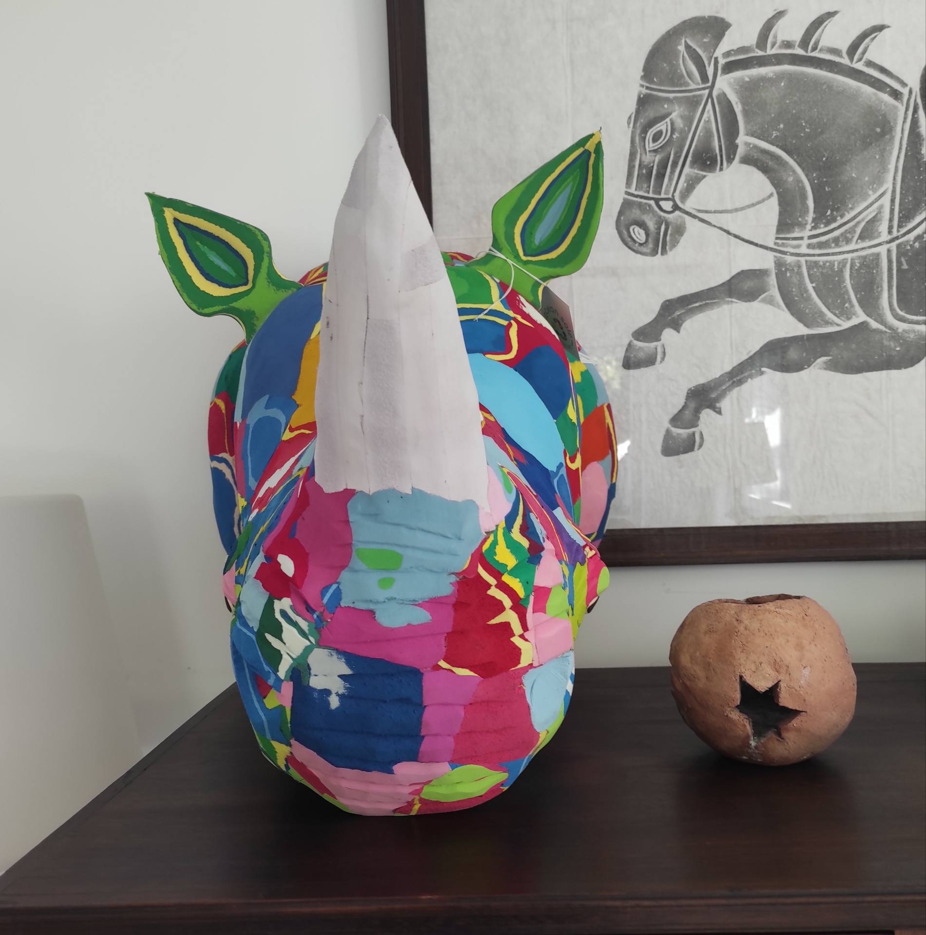 Rinoceronte de Parede XXL Cabeça decorativa de rinoceronte colorido em tecido com chifre branco e orelhas verdes