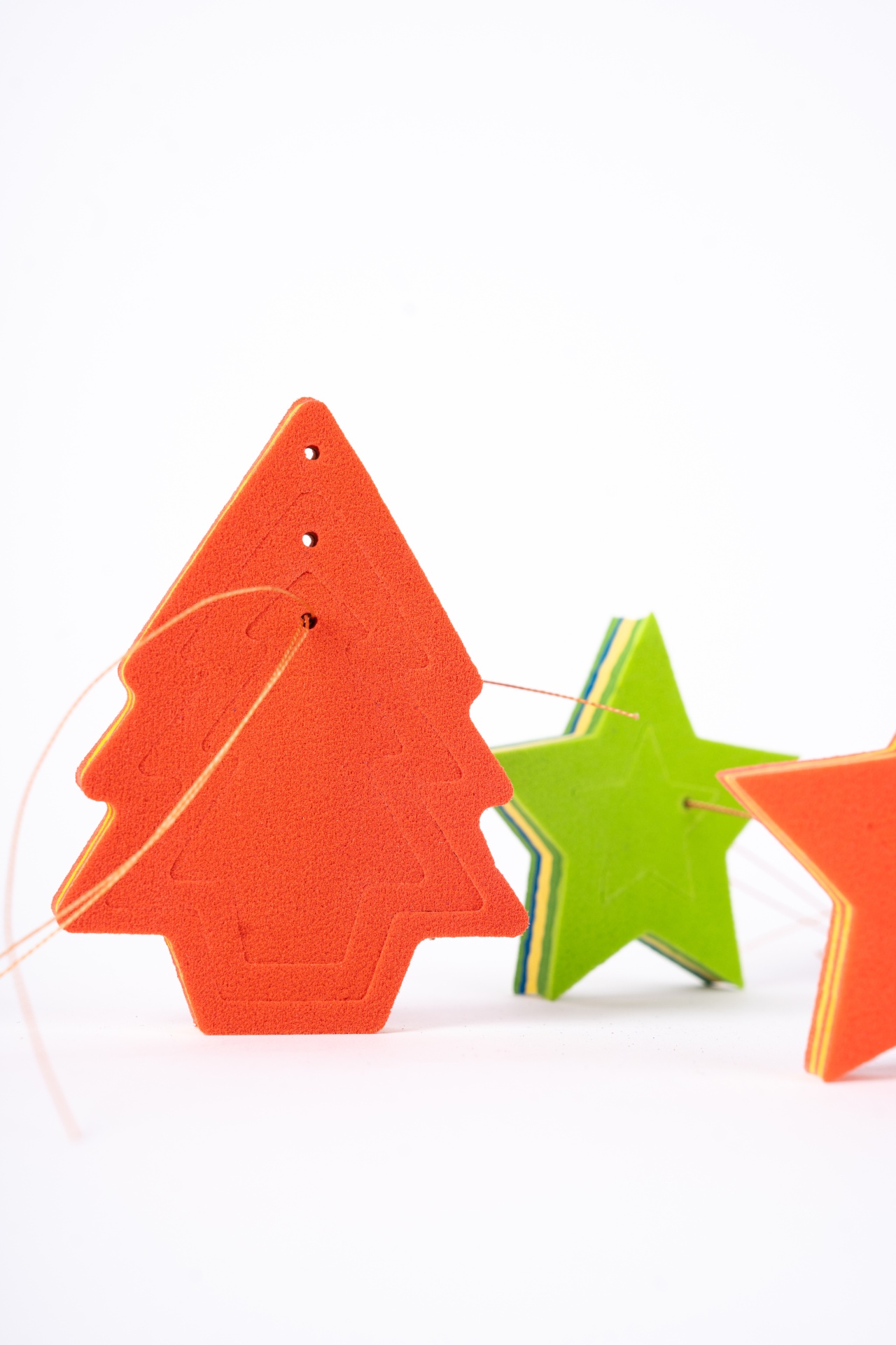 Pendentes de Natal Ornamentos de tecido em forma de árvore e estrela em cores laranja e verde sobre fundo branco