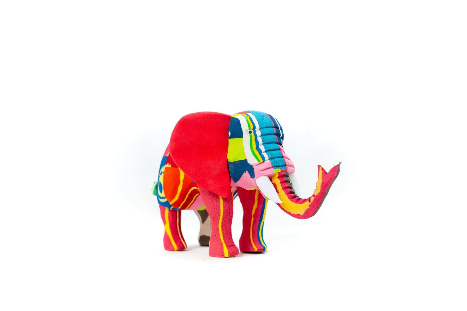 Elefante M Elefante decorativo colorido em tecido com padrão de listras