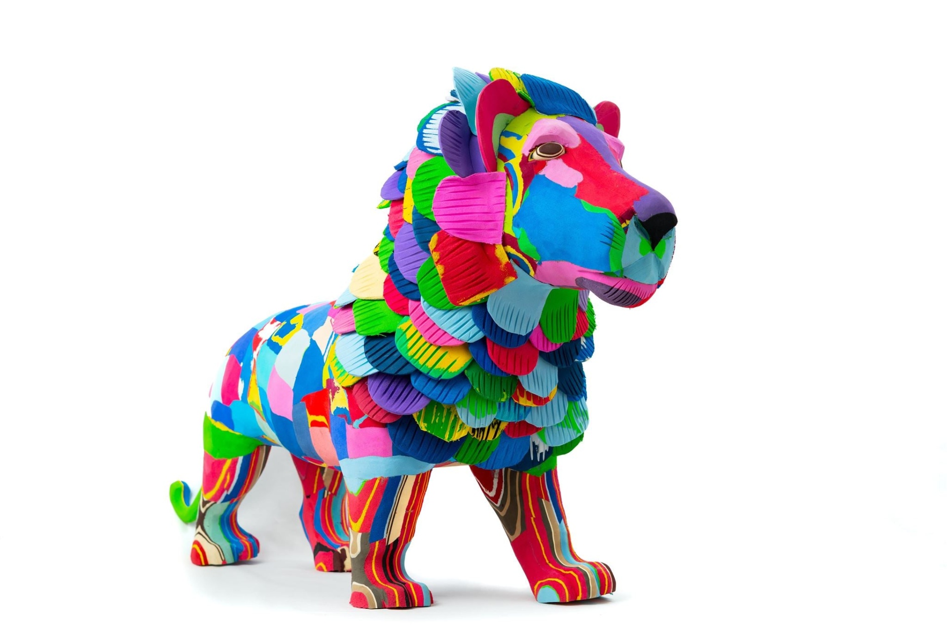Leão XXL Estátua colorida de leão com textura ondulada sobre fundo branco.