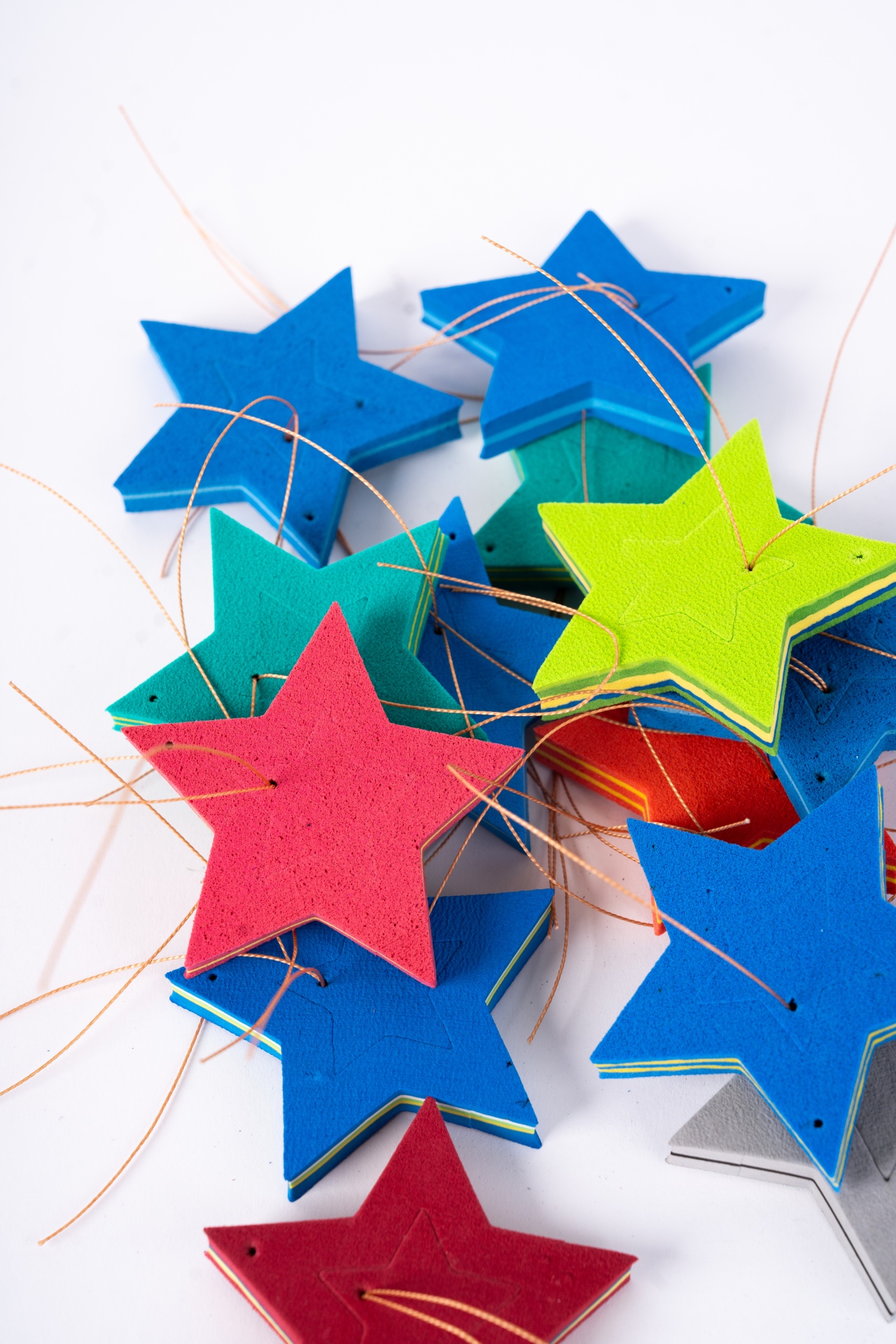 Pendentes de Natal Estrelas decorativas de espuma coloridas com fios dourados