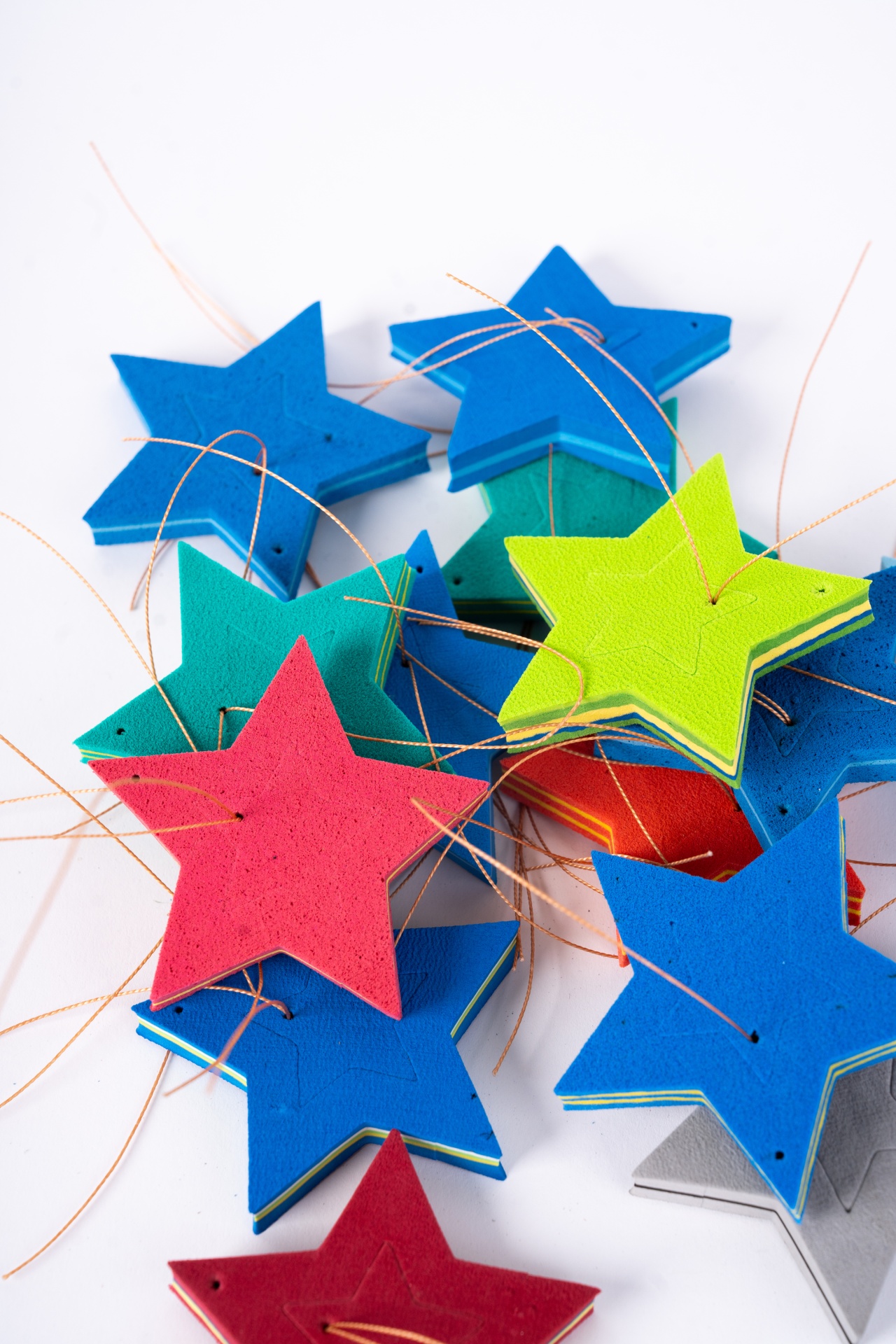 Pendentes de Natal Estrelas decorativas coloridas em espuma com fios dourados