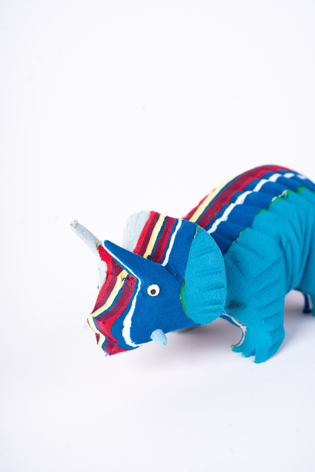 Dinossauro S Pelúcia dinossauro Triceratops colorido com padrões listrados