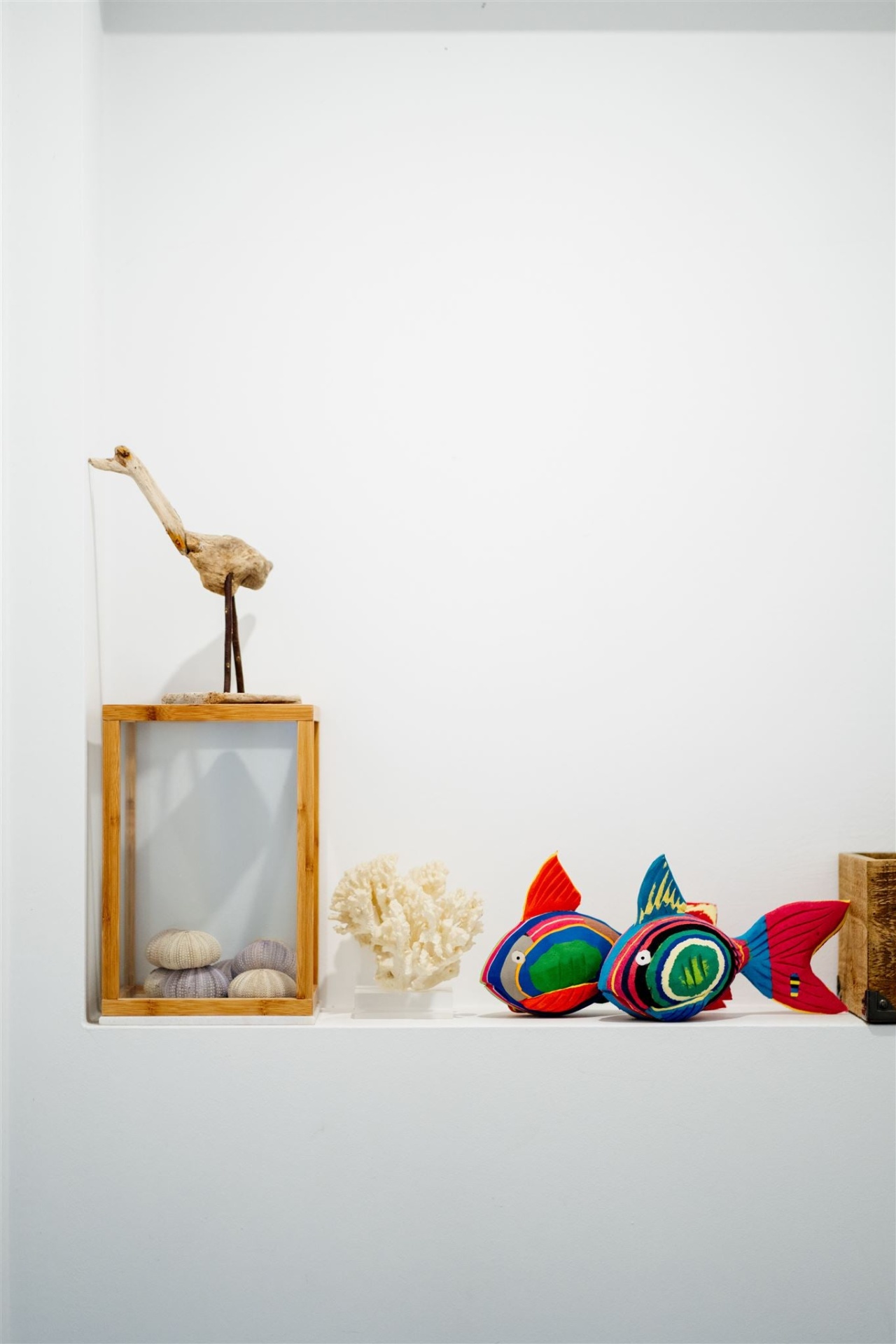 Peixe de Recife M Prateleira branca com escultura de pássaro, suporte com ouriços-do-mar, coral branco e peixes de tecido coloridos