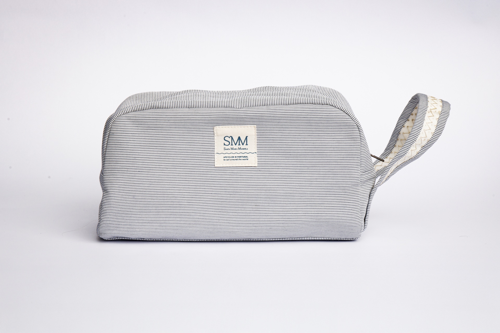 Nécessaire grande Santa Maria Manuela estojo retangular cinza às riscas com etiqueta SMM e alça lateral
