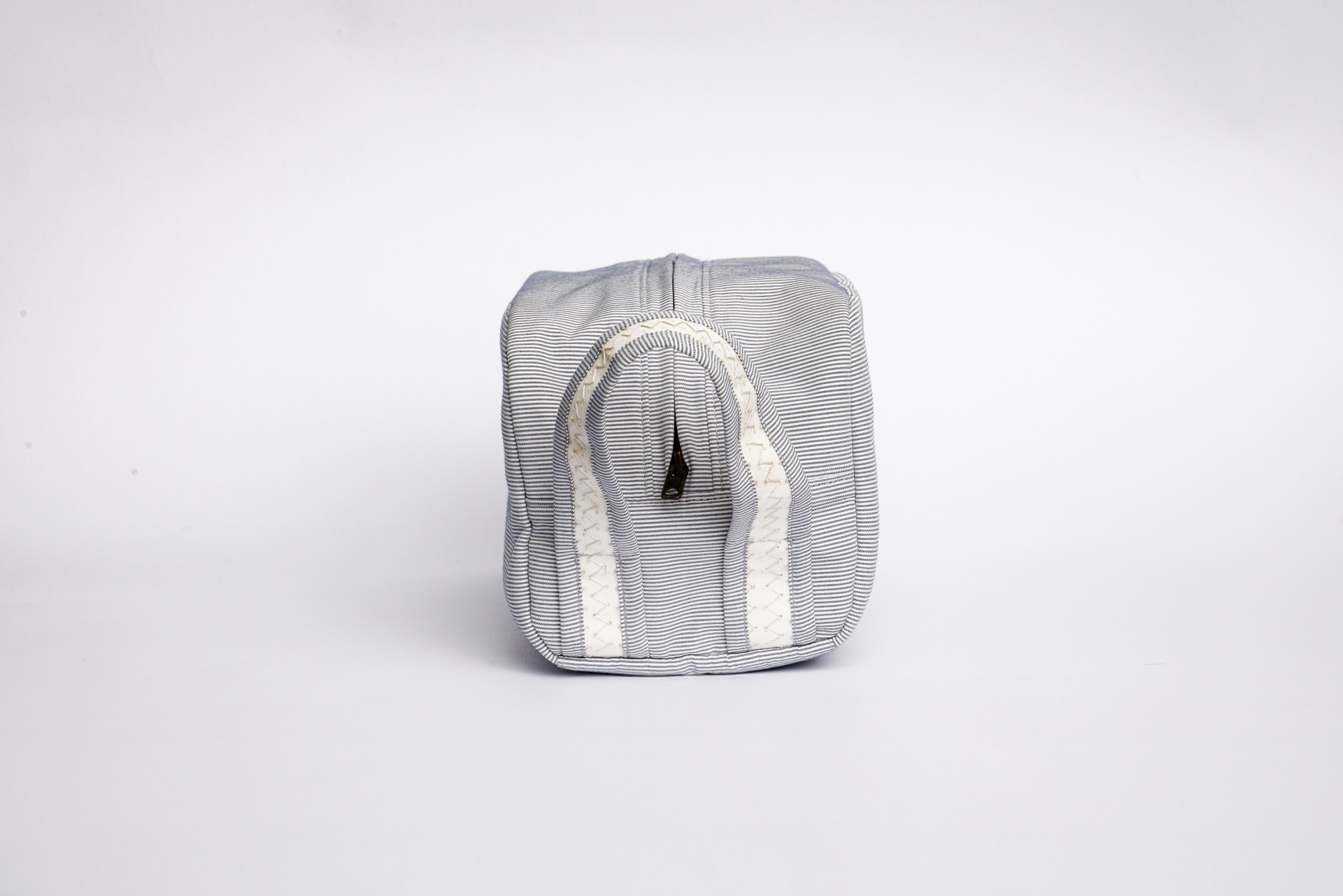 Nécessaire grande Santa Maria Manuela Saco de pano cinzento riscado com arco branco e etiqueta pendurada