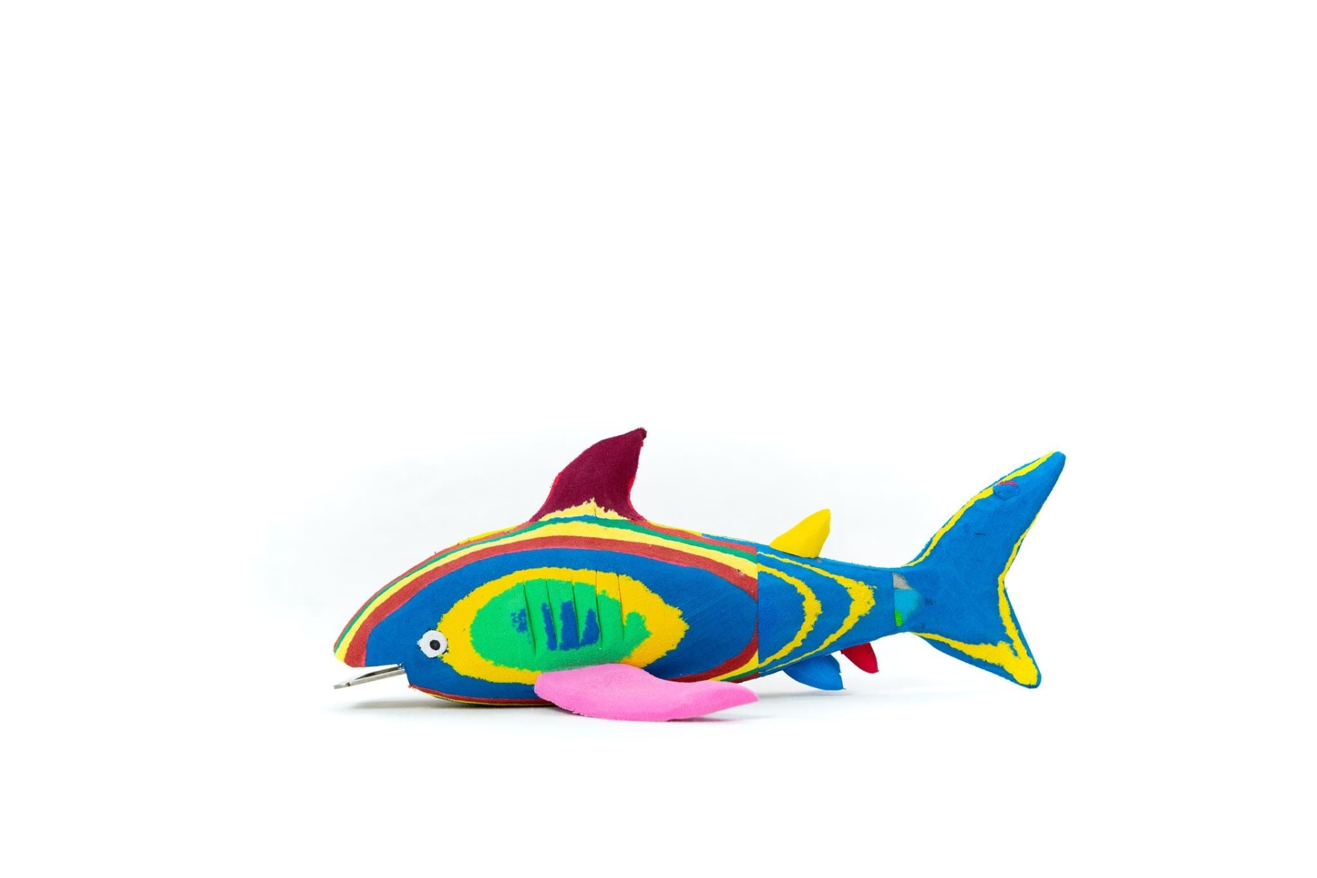 Tubarão Abre Garrafas Pelúcia de tubarão colorido com padrões vibrantes