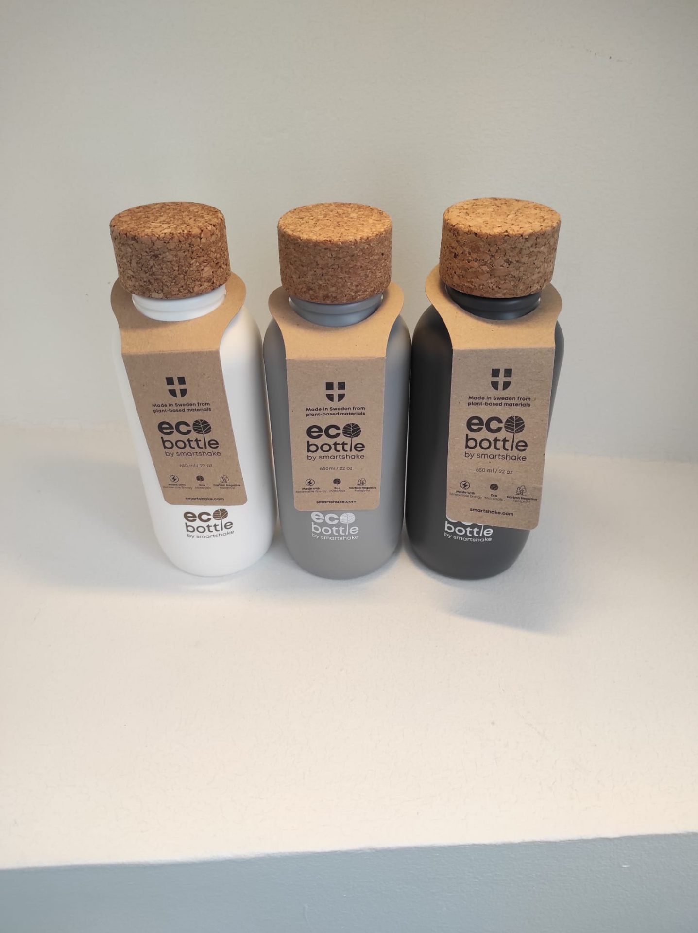 Garrafas EcoBottles 650ml Três garrafas eco bottle com tampas de cortiça em cores branco, cinza e preto