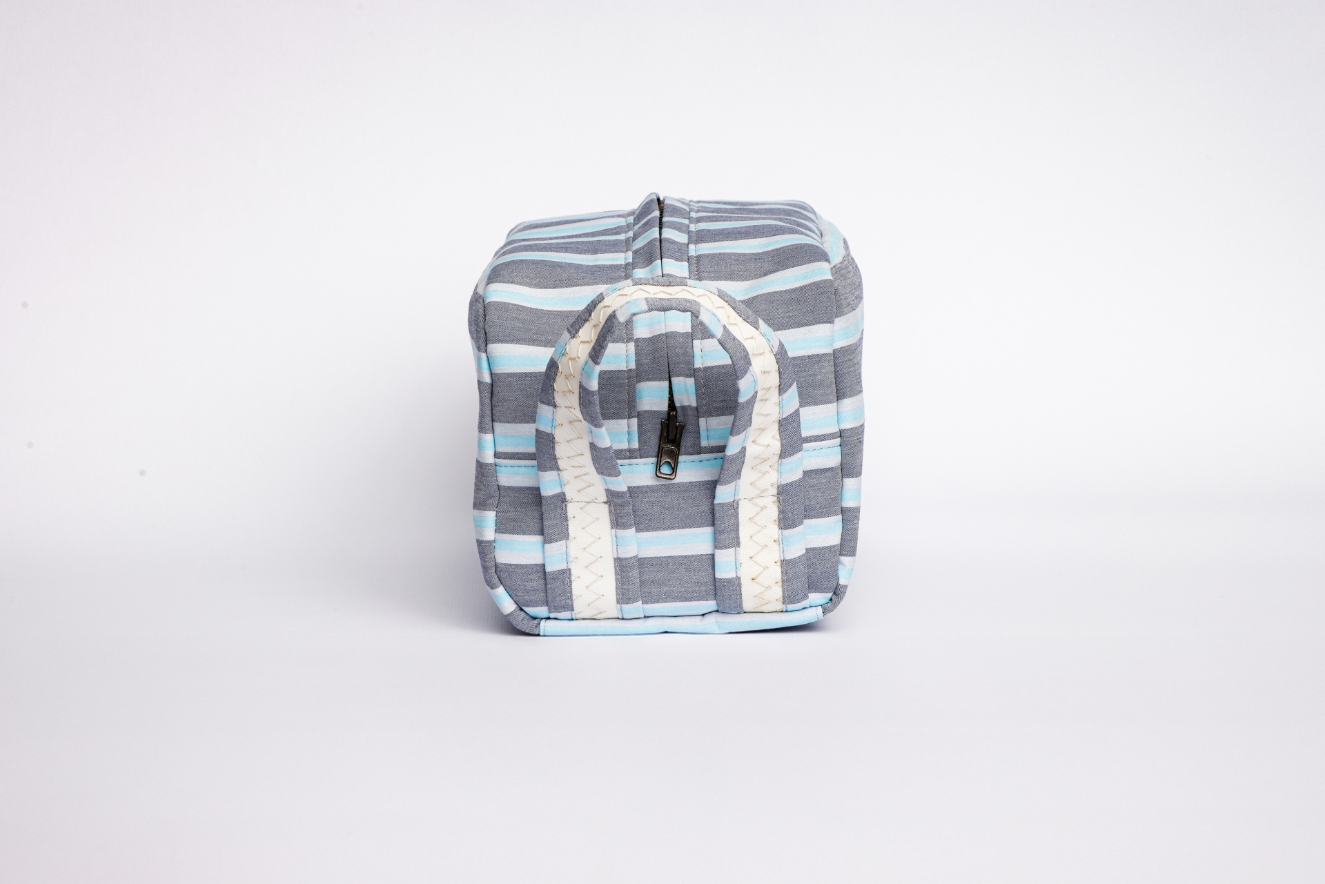 Nécessaire grande Santa Maria Manuela Mala de tecido às riscas cinza e azul com alças brancas com bolinhas