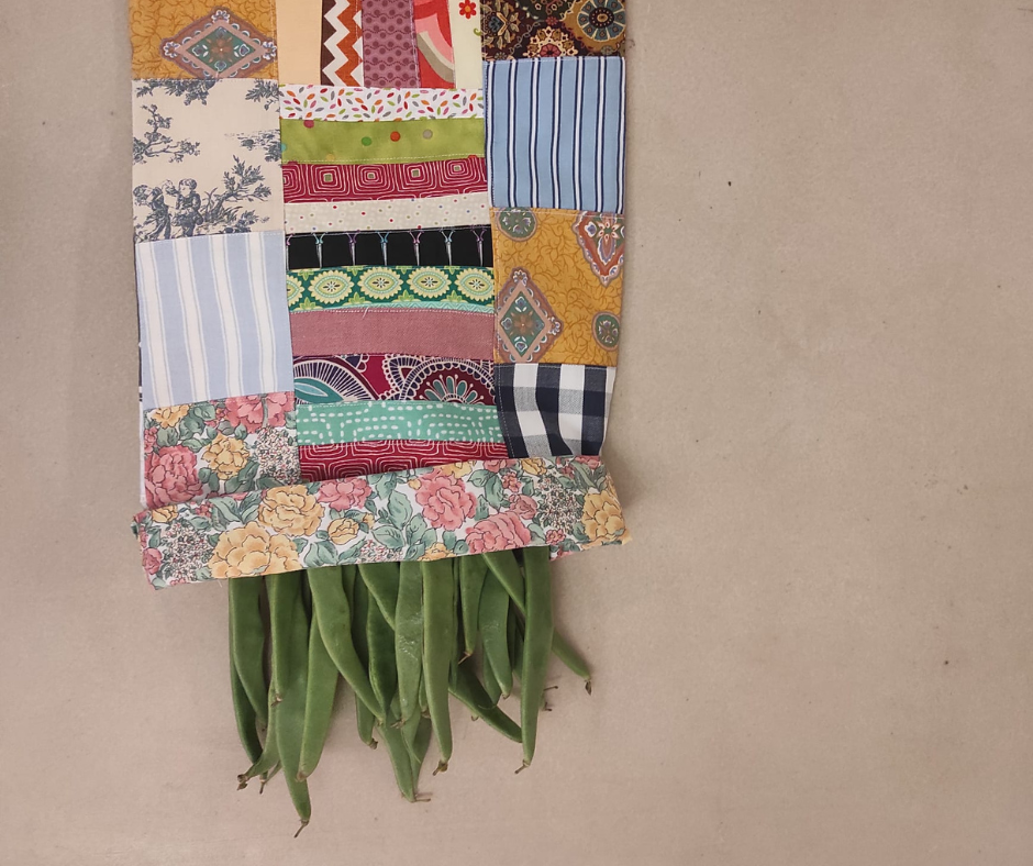 Talêgos Alentejanos Manta ou saco patchwork colorido com vagens verdes saindo da parte inferior