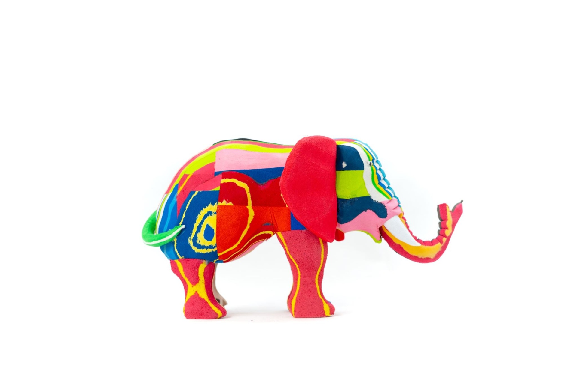 Elefante M Elefante de peluche multicolorido com padrões abstratos