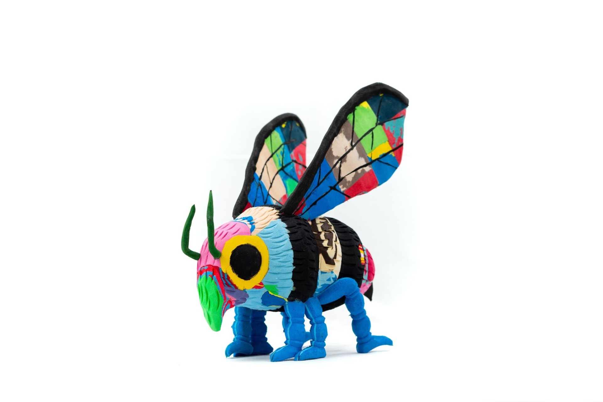 Abelha L Inseto de pelúcia colorido com asas em padrão vitral