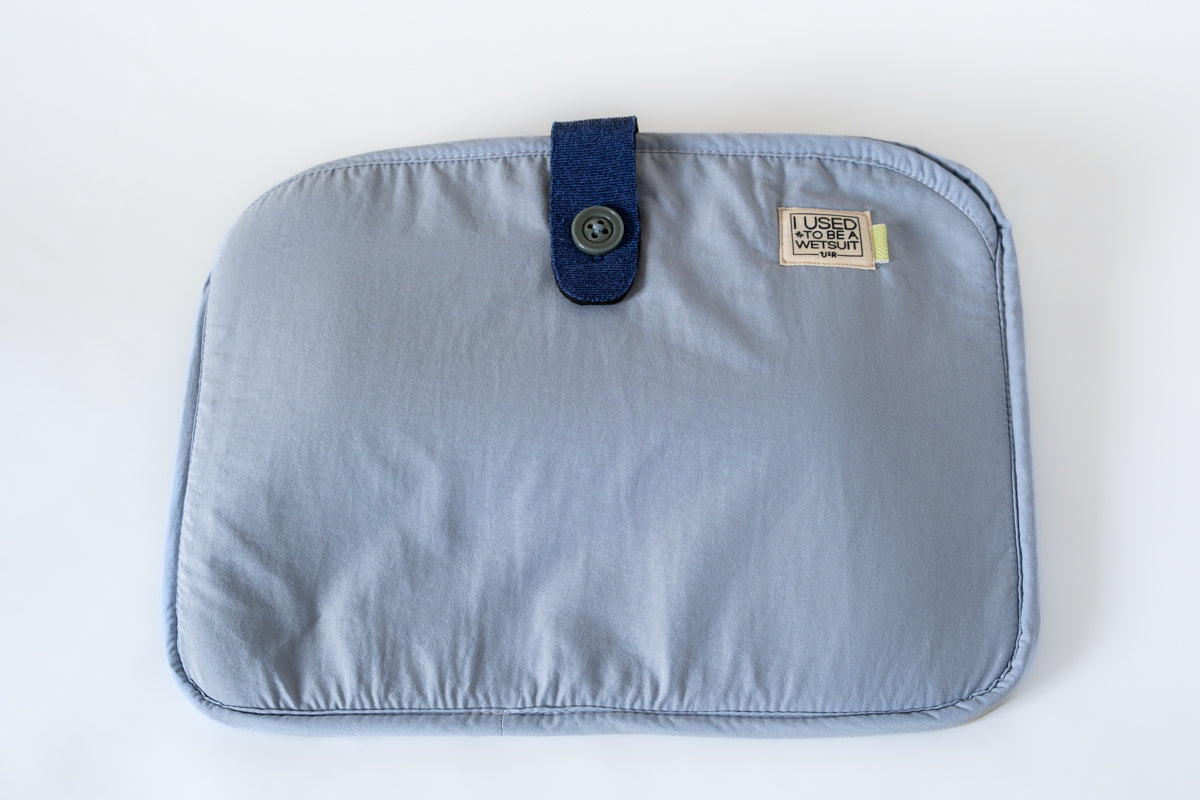 Sleeves para computadores - Macbook 13 Estojo azul claro com fecho azul escuro e etiqueta LUCAS MAKES MAGIC