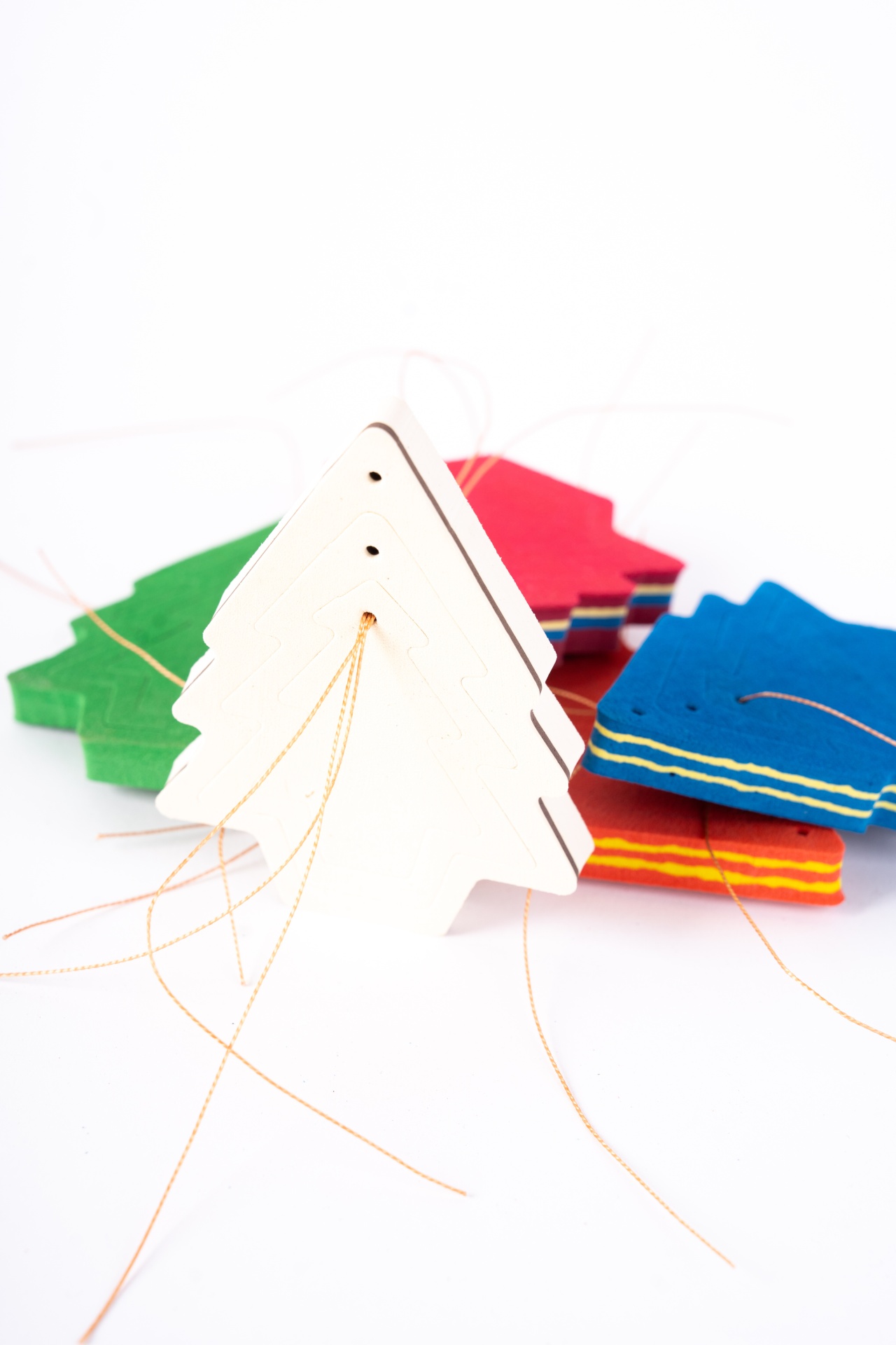 Pendentes de Natal Formas de árvore de Natal em feltro colorido com linhas douradas