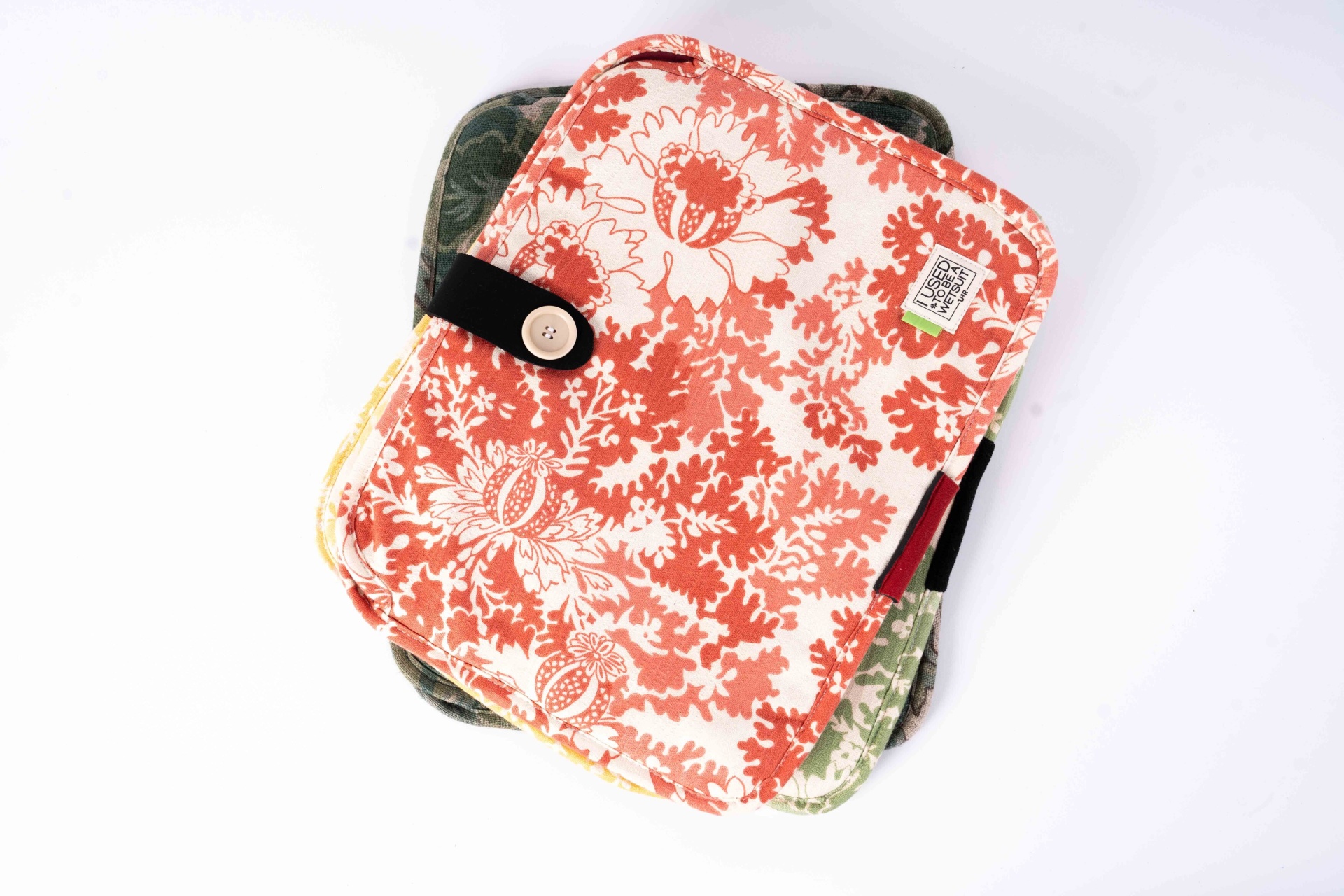 Sleeves para computadores - Macbook 13 Bolsa ou estojo com padrão floral vermelho e branco e etiqueta com código QR