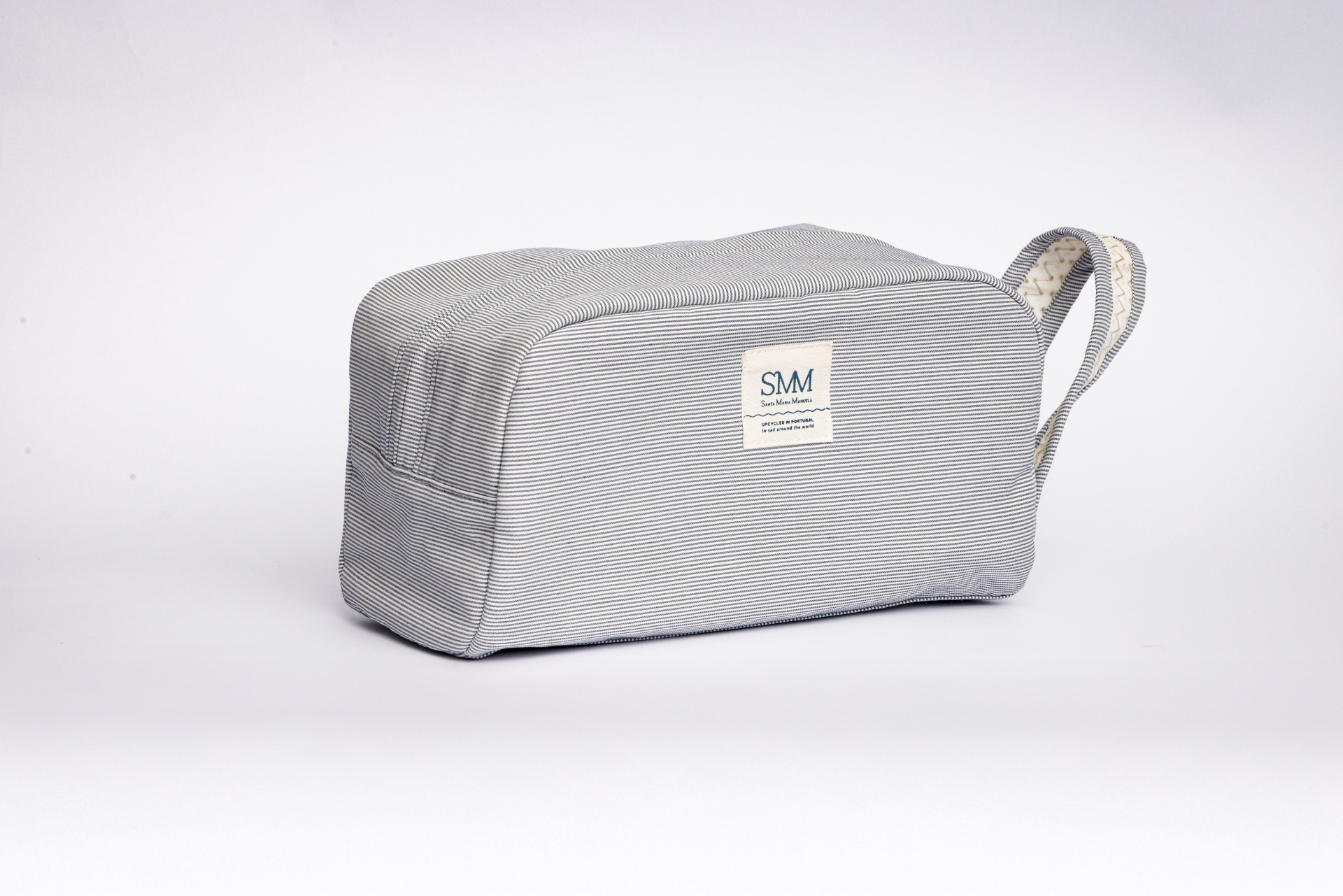 Nécessaire grande Santa Maria Manuela Estojo cinzento riscado com etiqueta SMM e alça de transporte.