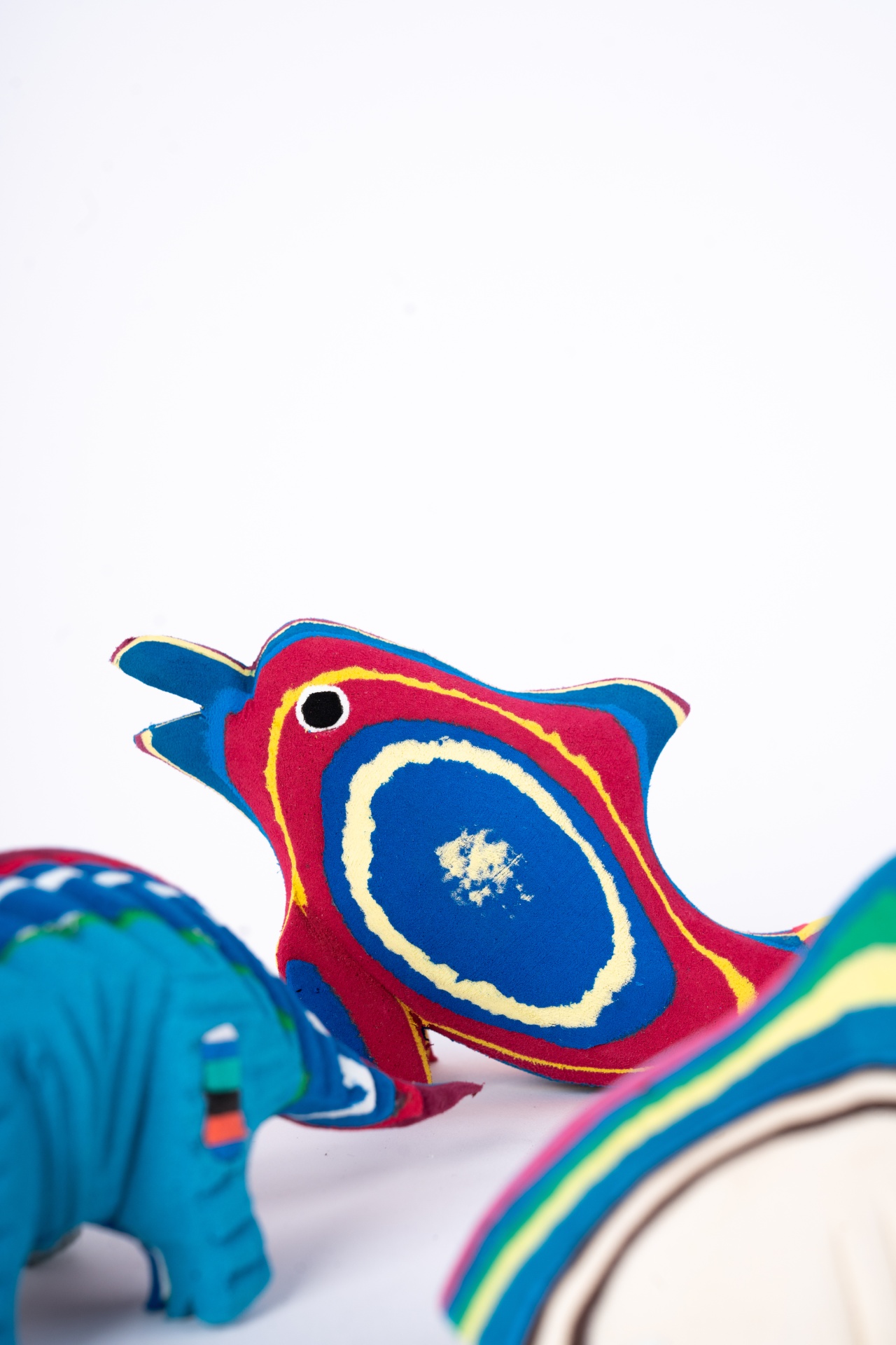 Golfinho S Figuras decorativas em tecido colorido incluindo um peixe vermelho e um elefante azul