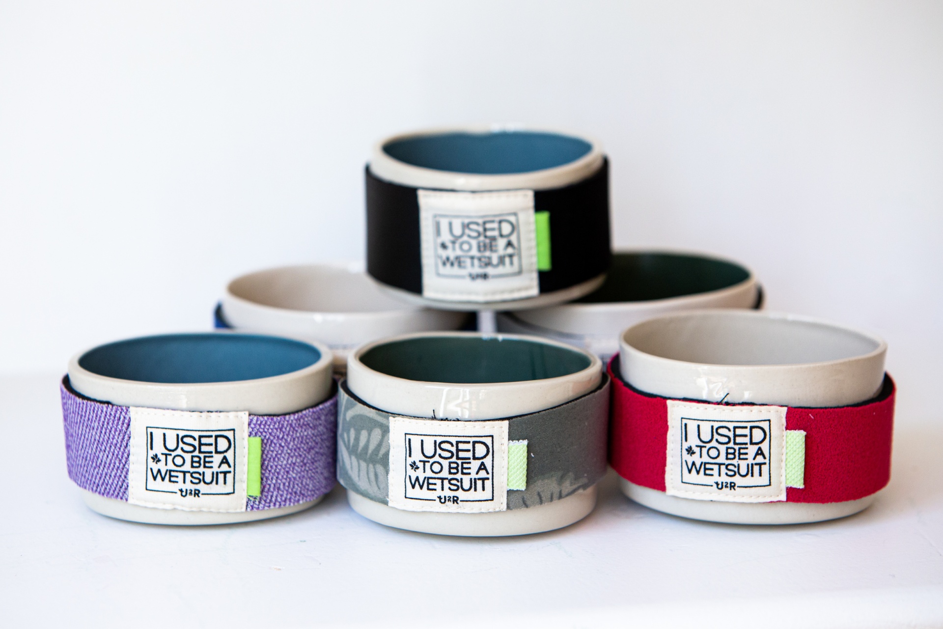 Sleeves no waste Cinco pulseiras coloridas com etiquetas 'I USED TO BE A WETSUIT'