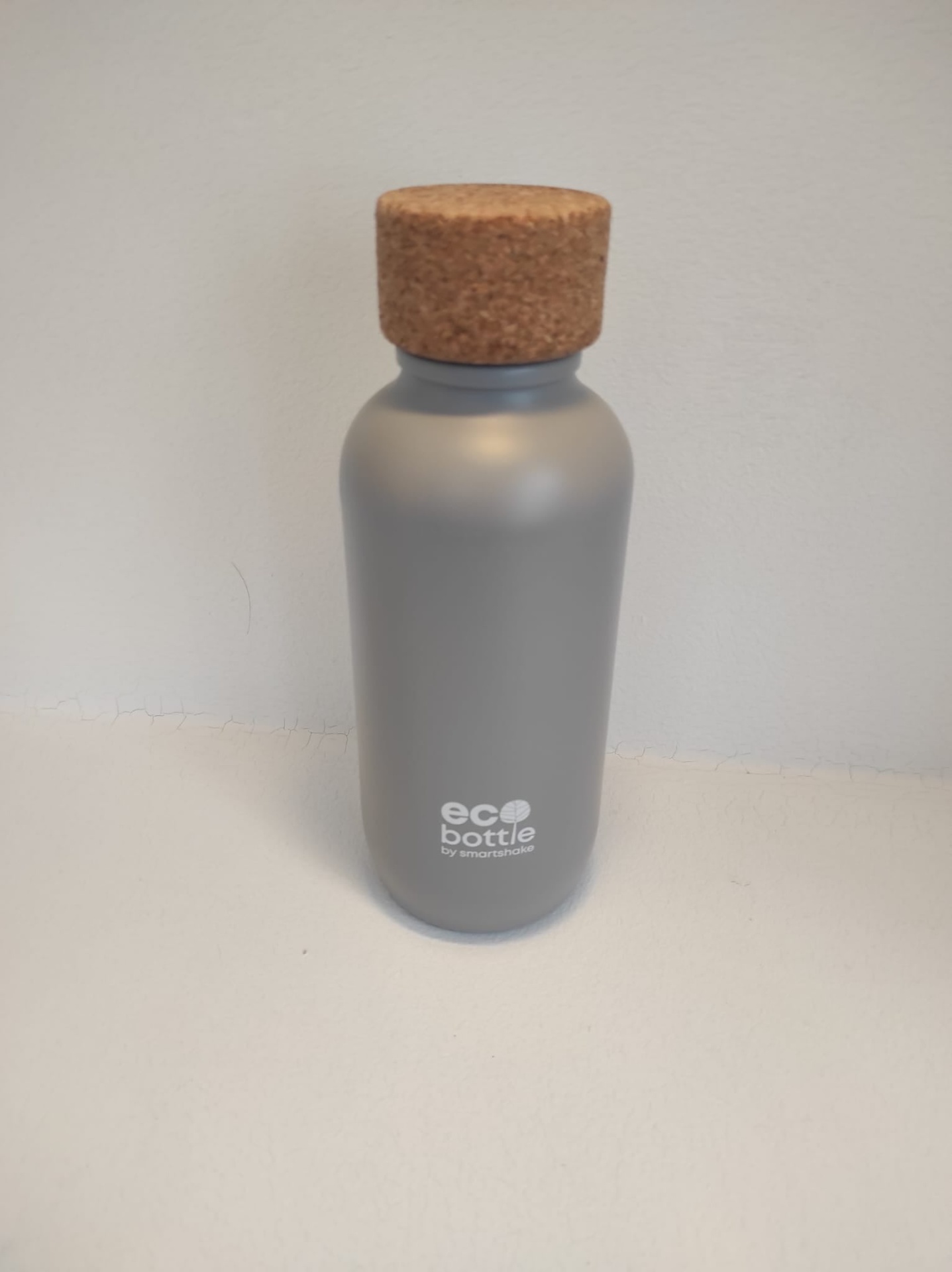 Garrafas EcoBottles 650ml Garrafa ecológica cinza com tampa de cortiça e texto branco