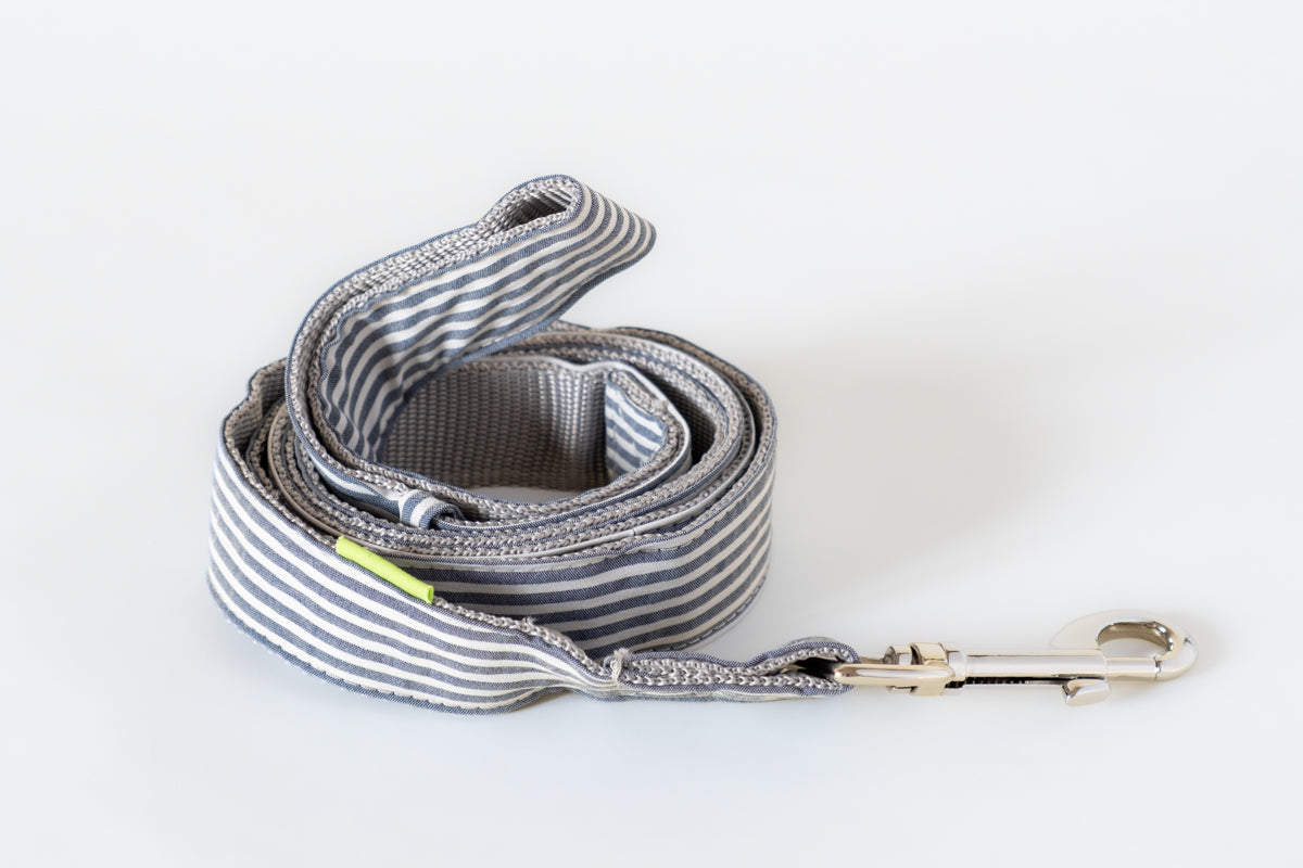 Trela PET Trela de tecido com riscas cinzentas e brancas e presilha metálica