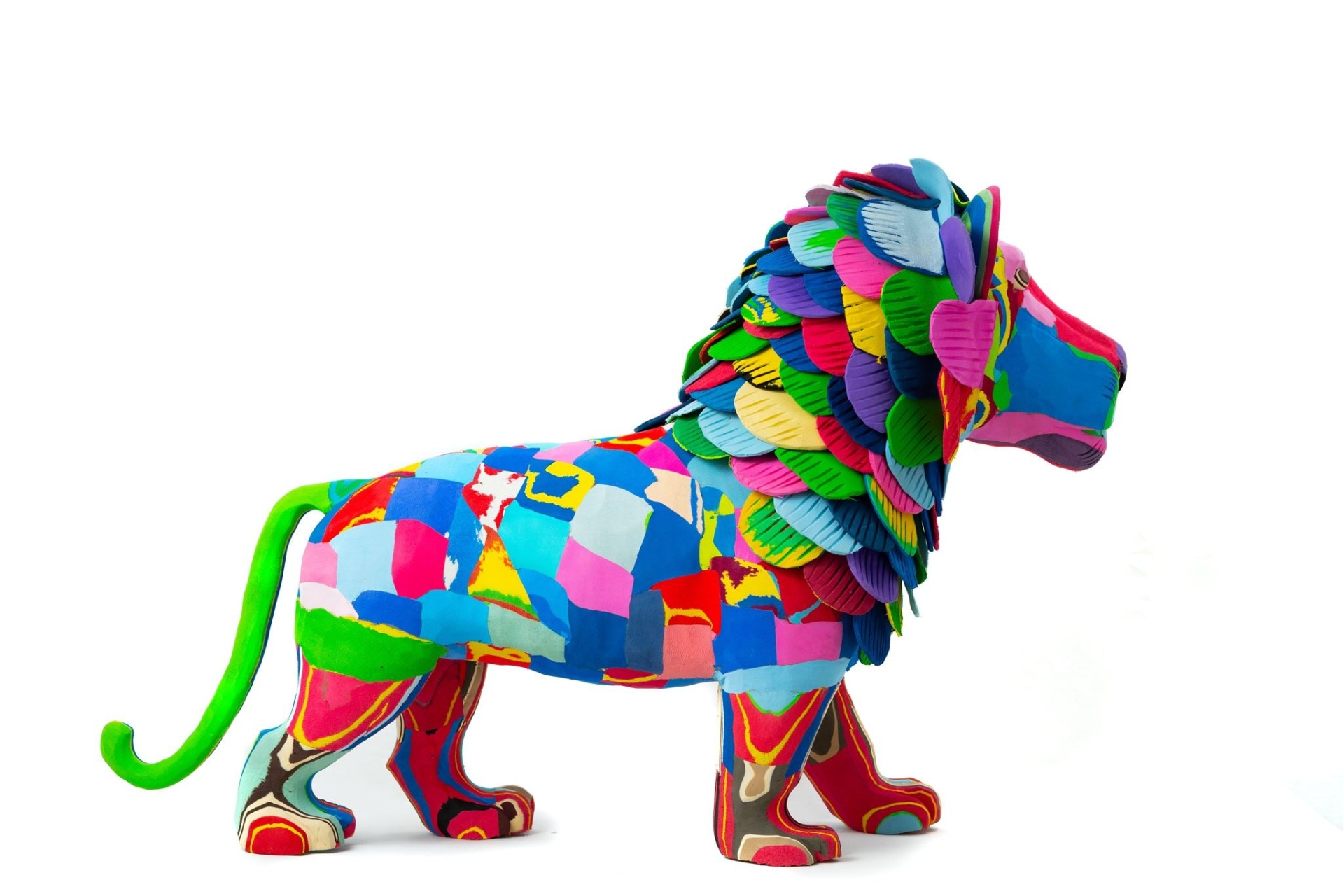 Leão XXL Escultura colorida de leão feita em tecido com padrões e textura em relevo