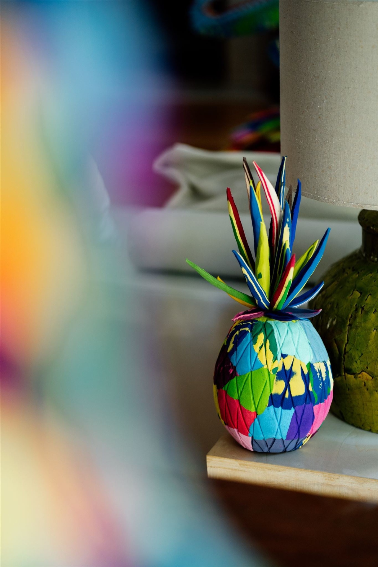 Ananás L Fruteira decorativa colorida em forma de ananás com padrões geométricos e textura em tecido