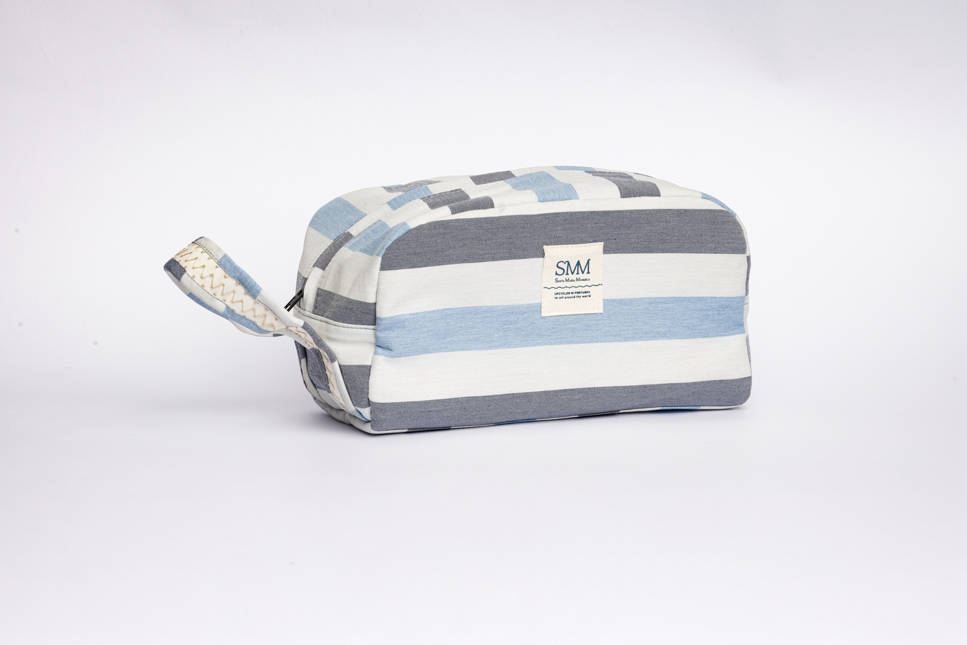 Nécessaire grande Santa Maria Manuela Necessaire às riscas azul, cinza, branca e bege com etiqueta SAM