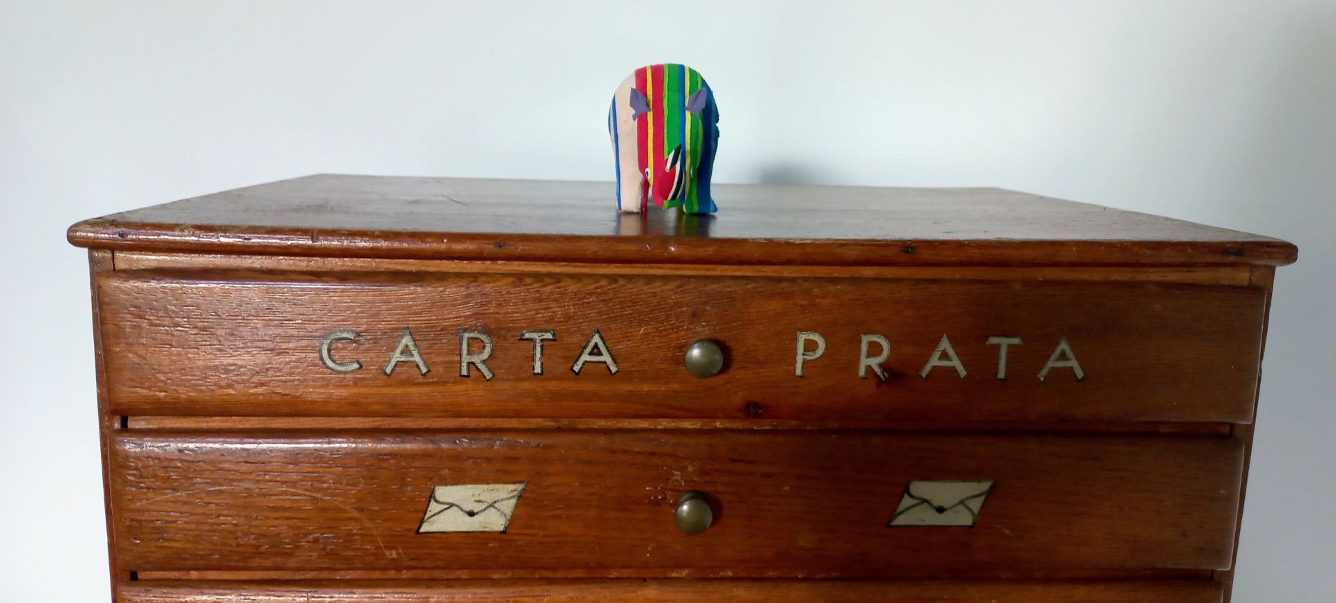 Rimoceronte S Móvel de madeira castanho com gavetas e vaso colorido em cima