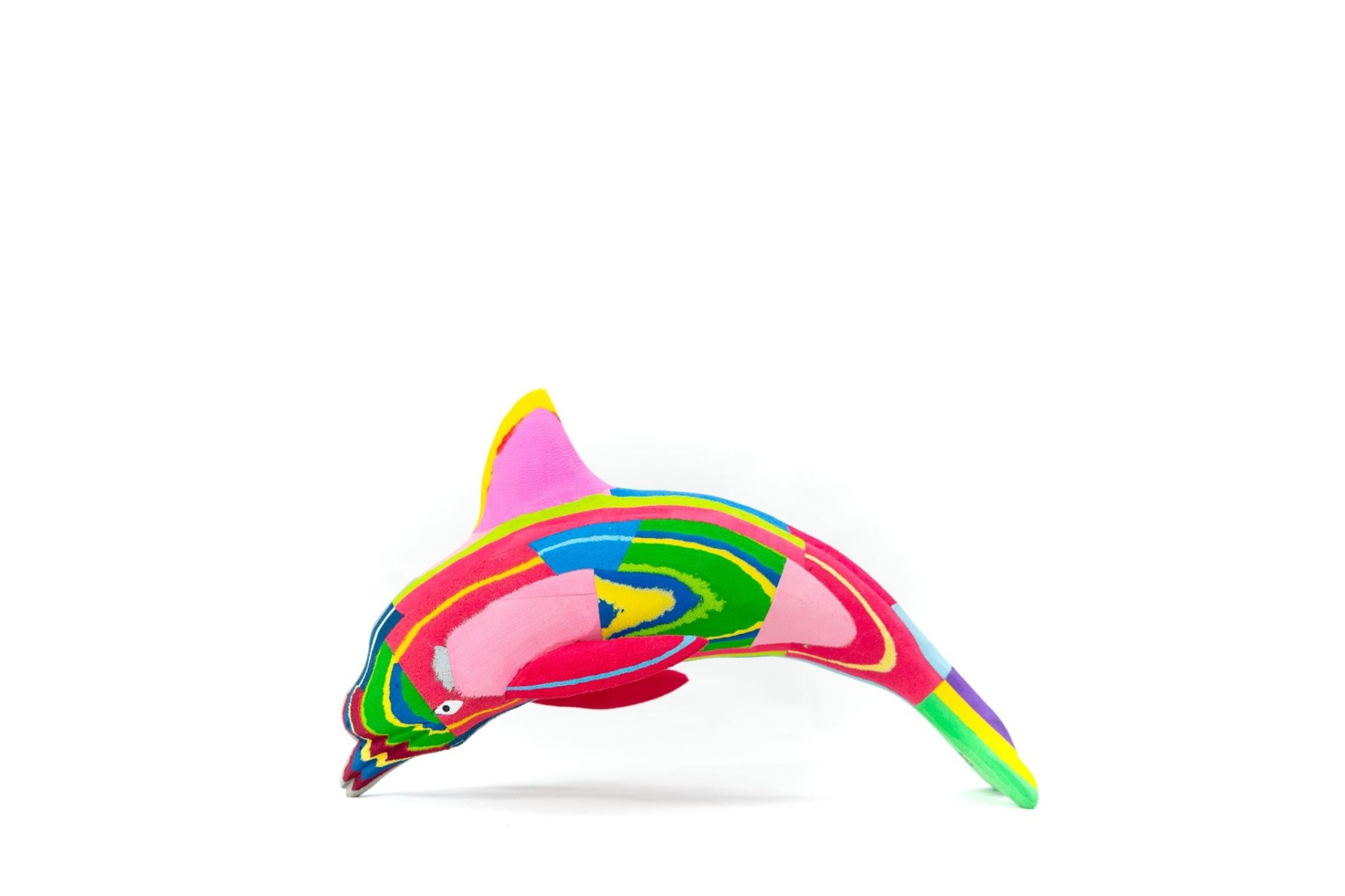 Golfinho M Escultura colorida de golfinho feita com material macio em fundo branco