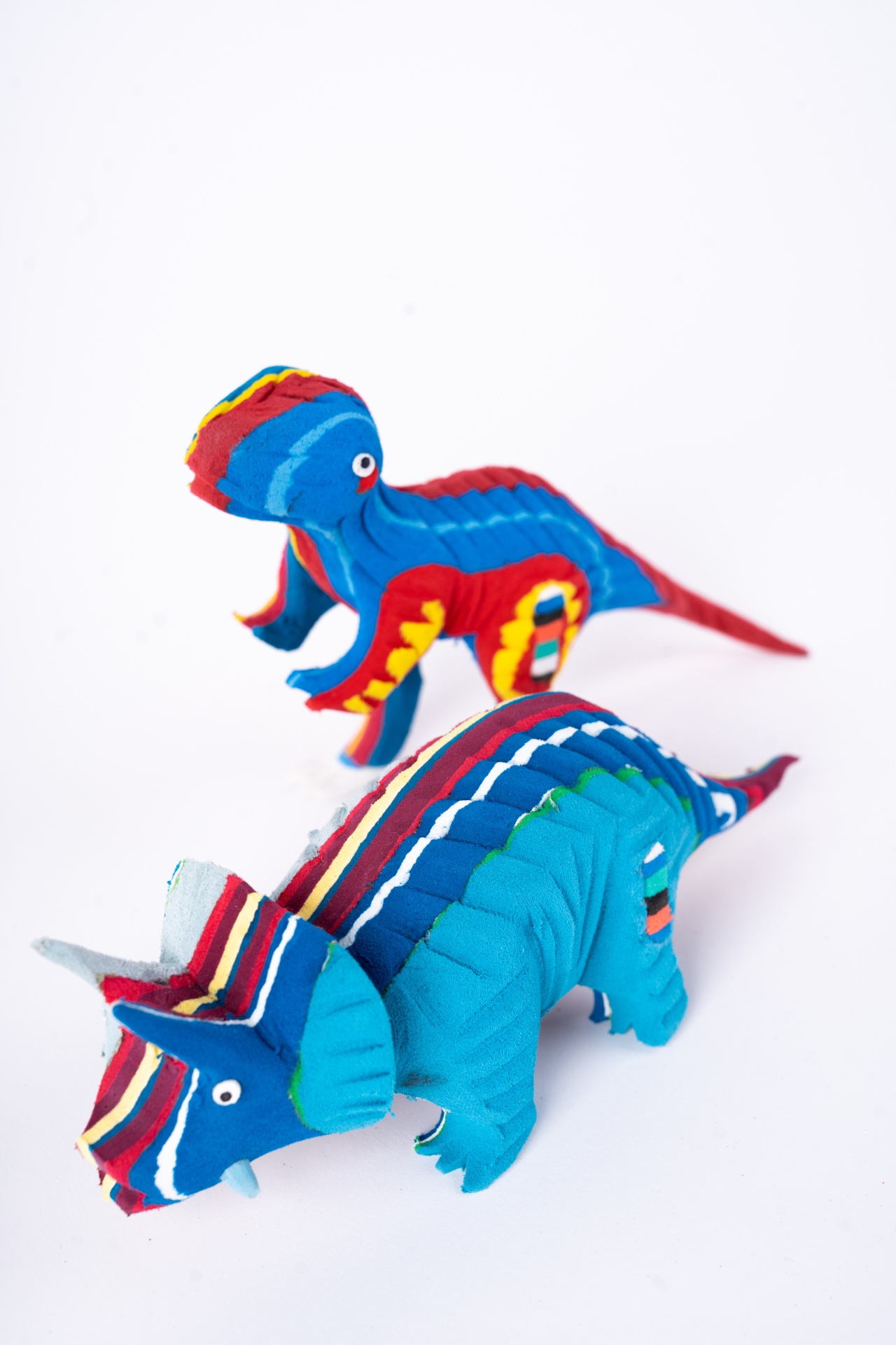 Dinossauro S Dois brinquedos de tecido em forma de dinossauros coloridos