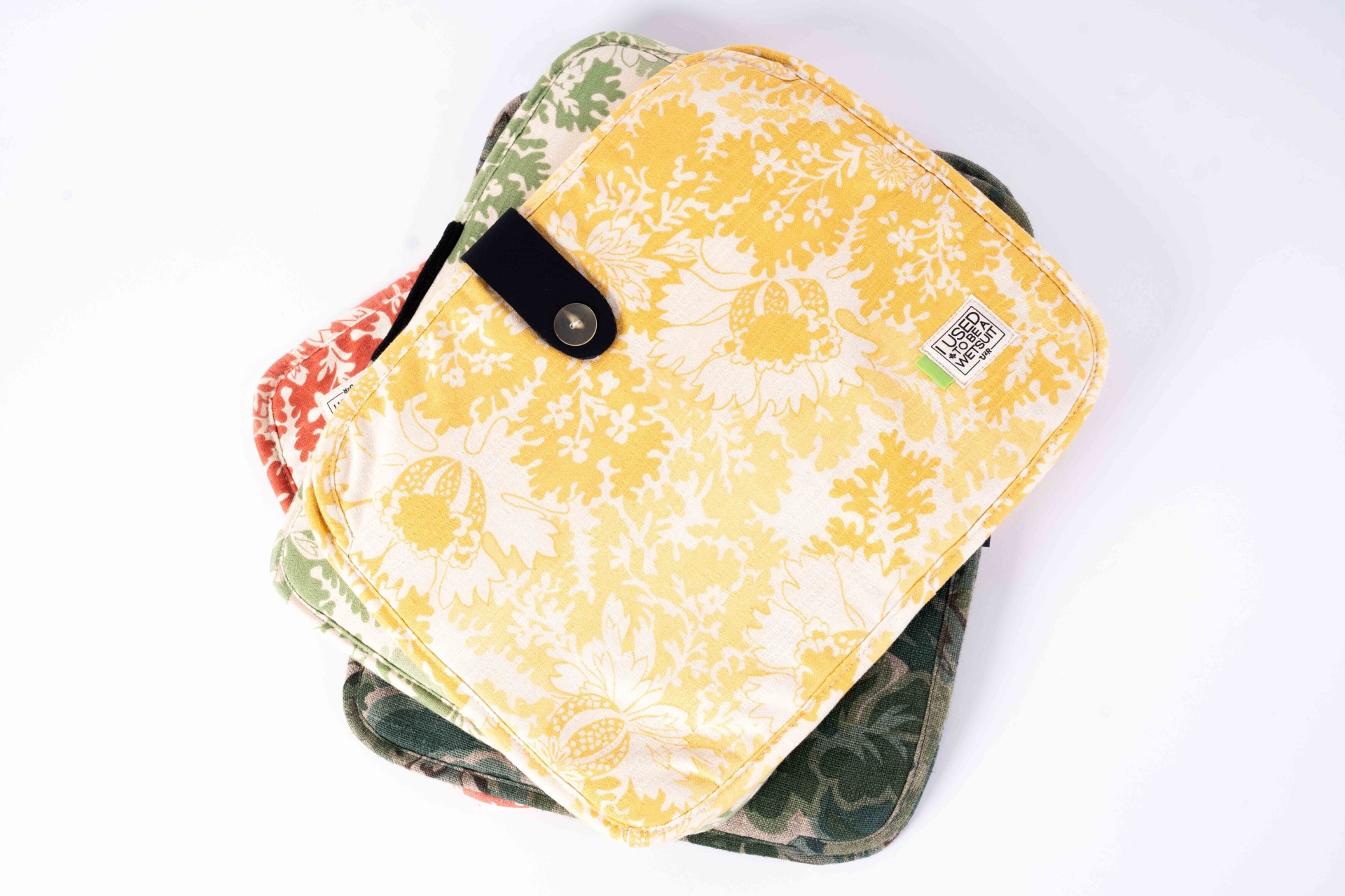 Sleeves para computadores - Macbook 13 Três carteiras pequenas em tecido floral coloridas empilhadas