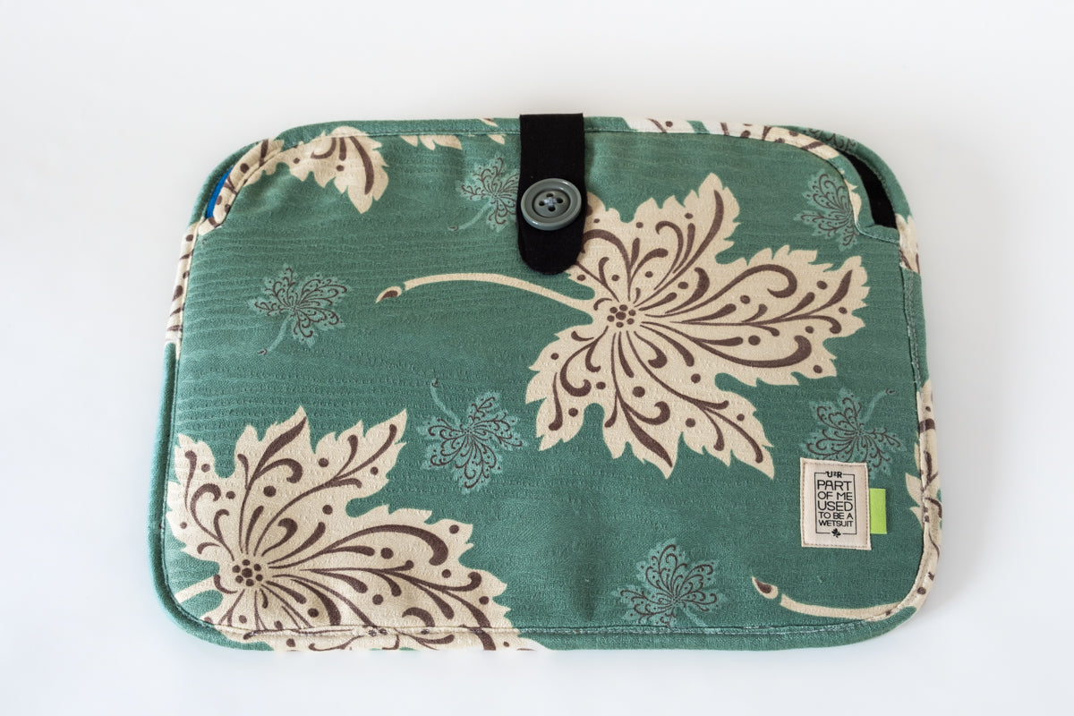 Sleeves para computadores - Macbook 13 Estojo retangular verde com padrão floral bege e fecho de botão preto