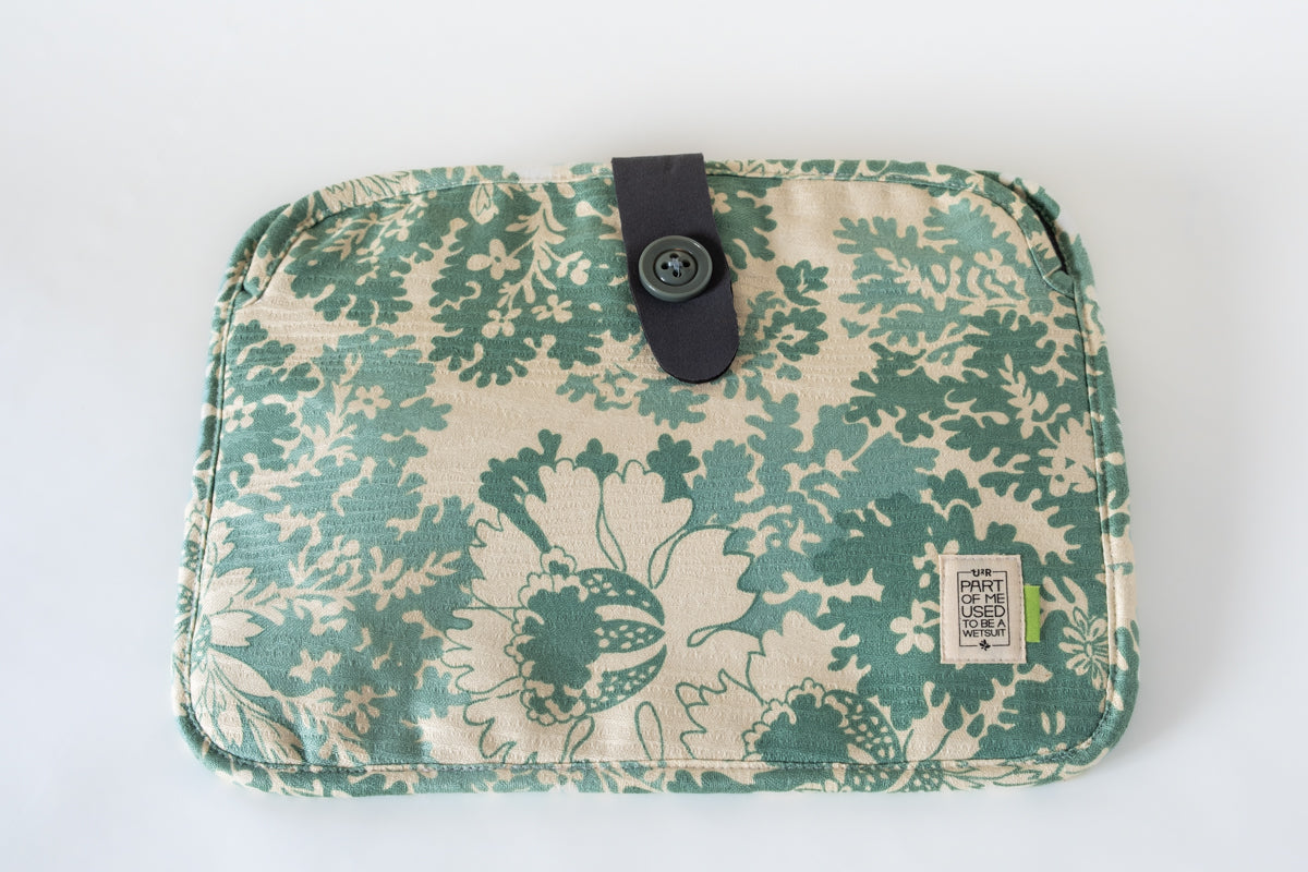 Sleeves para computadores - Macbook 13 Necessaire verde floral sobre fundo branco