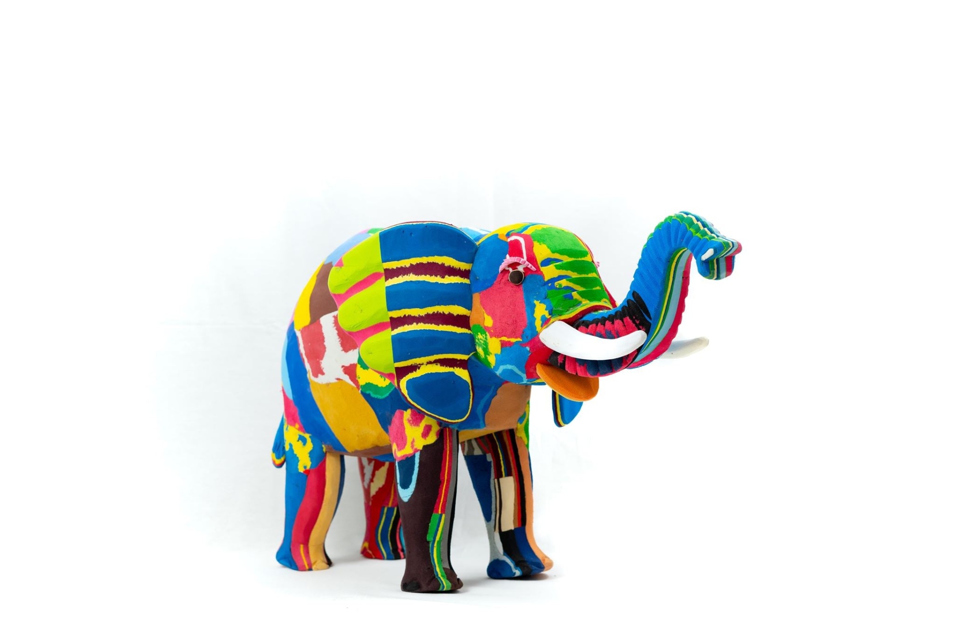 Elefante XL Elefante em tecido colorido com padrão de retalhos em fundo branco