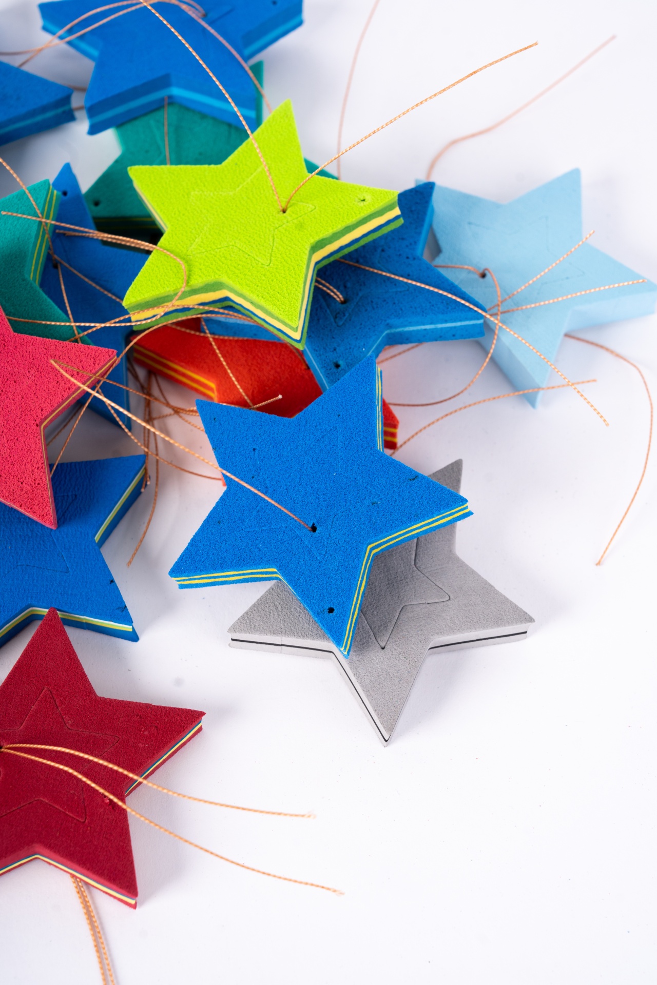 Pendentes de Natal Estrelas coloridas de espuma com fios metálicos